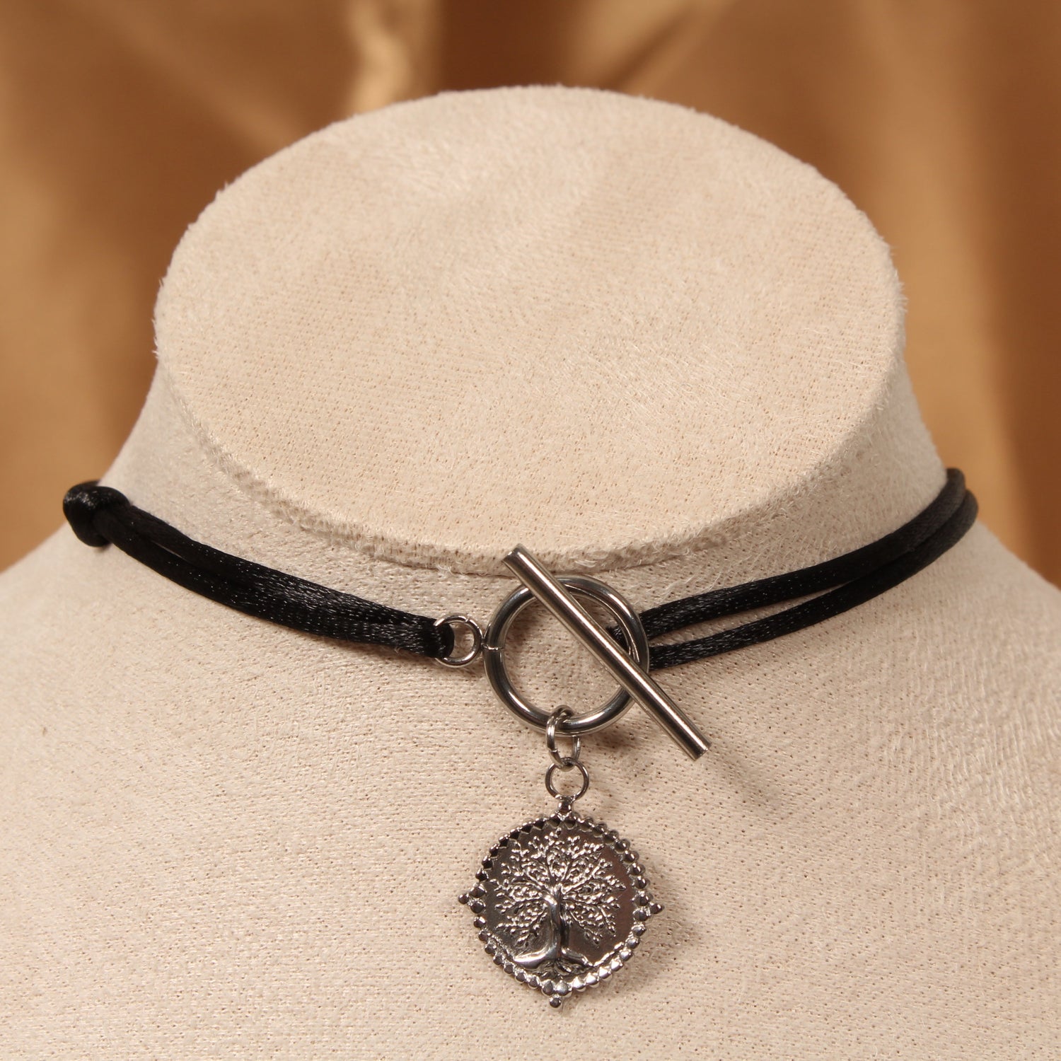Collier JUNE
