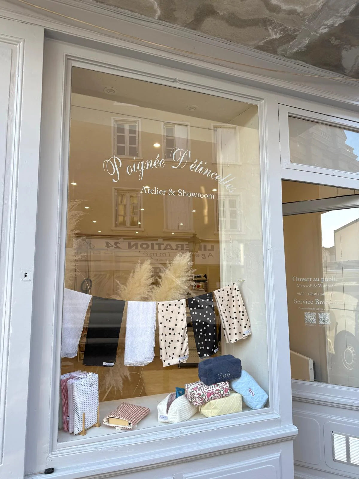Vitrine de l'atelier showroom Poignée d'étincelles avec accessoires brodés